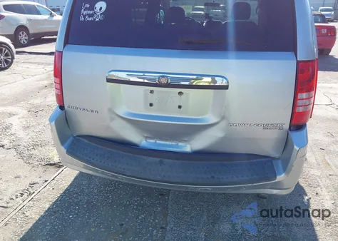 2010 Chrysler Town & Country Touring z USA, uszkodzony, nr VIN 2A4RR5D18AR324120